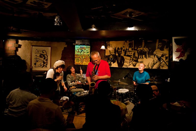Foto In Circles, Airegin Yokohama 20.4.2009 Photo by Ryoichi Aratani 101010b_0252.jpg